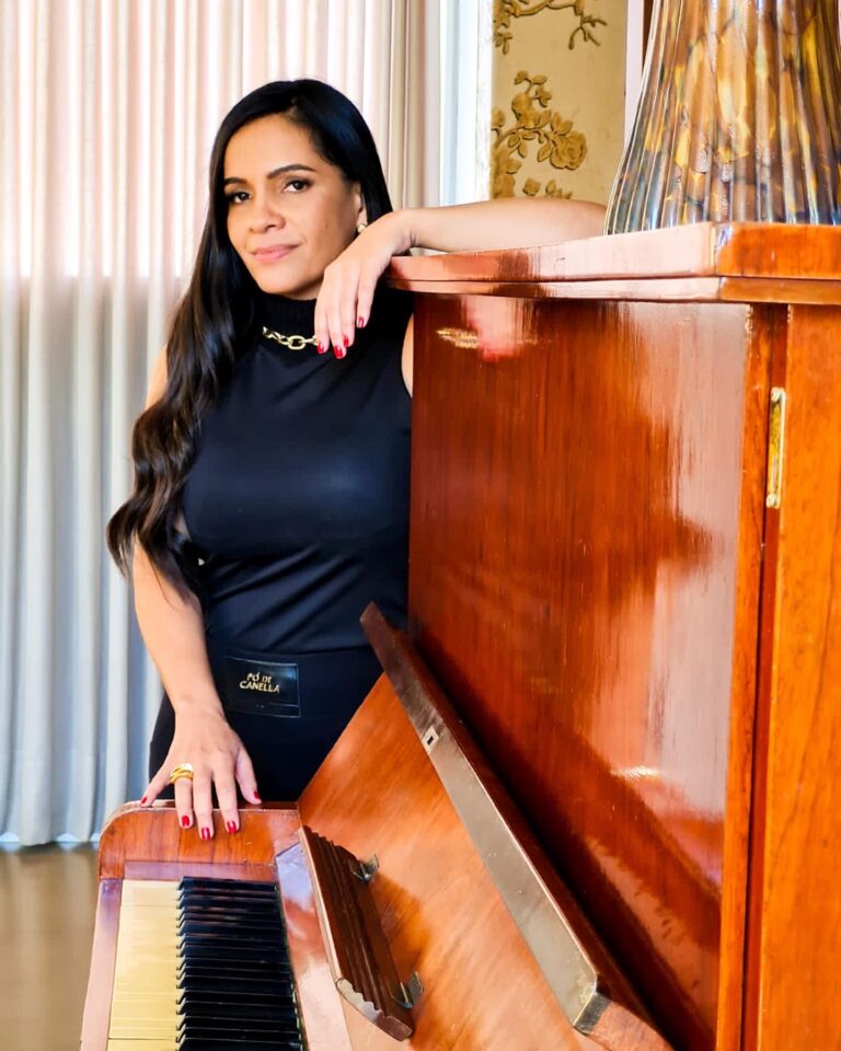 Aline Fróes - Professora de Piano e Teclado